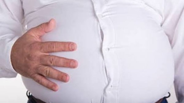 بطنك منتفخة كل يوم؟.. 7 أسباب غير الأكل لا تتجاهليها