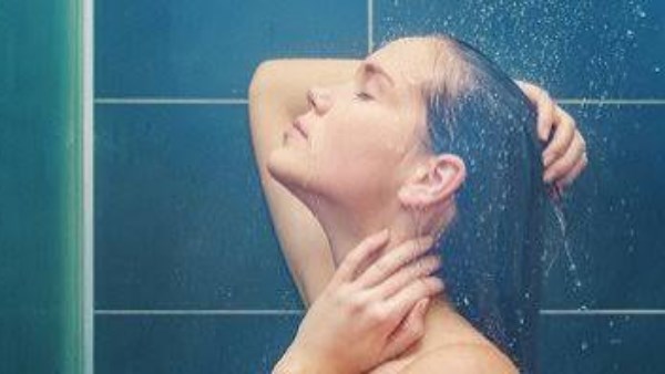 ماذا يحدث لو استخدمتِ الماء الساخن جدًا لغسل شعرك باستمرار؟