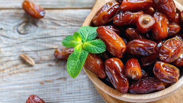 فوائد مذهلة لصحة القلب والهضم والطاقة.. ماذا يحدث لجسمك عند تناول التمر؟