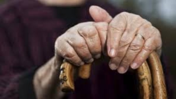 دار الإفتاء: مناداة الإنسان أحد والديه باسمه مجردًا حرام في هذه الحالة