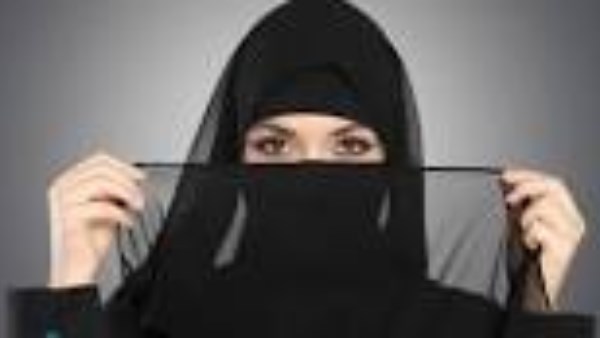 هل الصلاة بالنقاب صحيحة أم يجب على المرأة خلعه قبل أدائها؟.. الإفتاء تحسم الجدل