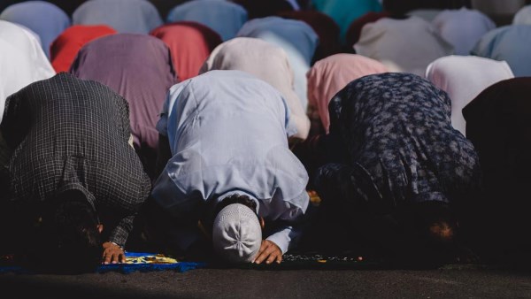 حكم ترك صلاة الجمعة لموظف الأمن.. الإفتاء تجيب