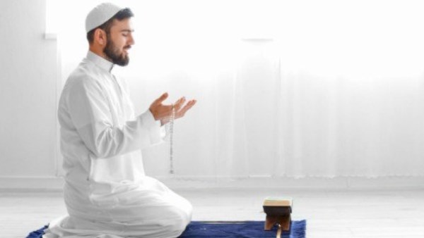 ما حكم الرجل الذي يصلي الصلوات الخمس في البيت؟.. الإفتاء توضح رأي الشرع
