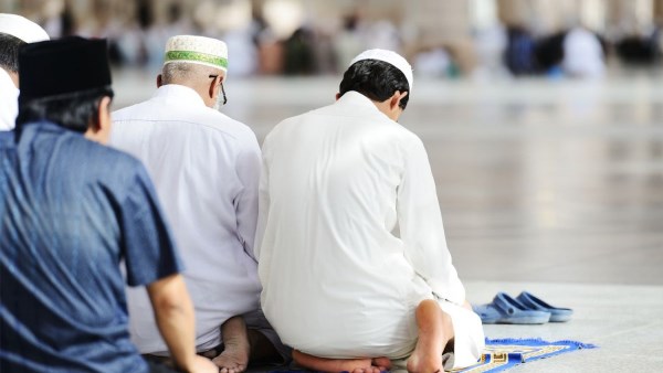 هل الصلاة صحيحة خلف إمام لا يجهر بالبسملة في قراءة الفاتحة؟.. الإفتاء توضح حكمها