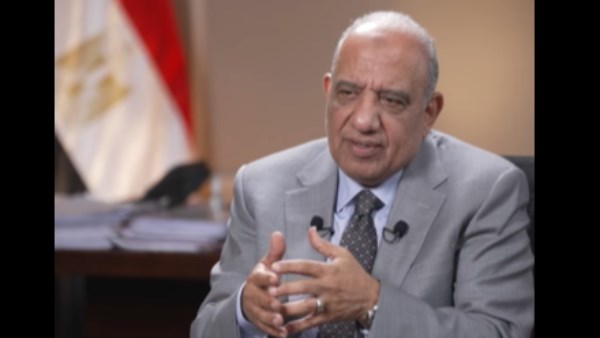وزير الكهرباء يجيب عن مدى توافر “التيار” في جميع أنحاء مصر