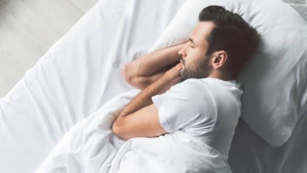 حكم النوم قبل دخول وقت الفرائض وهل يكره عند الفجر؟
