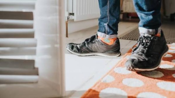 ماذا يحدث عندما ندخل المنزل بالحذاء؟.. مخاطر صحية خطيرة