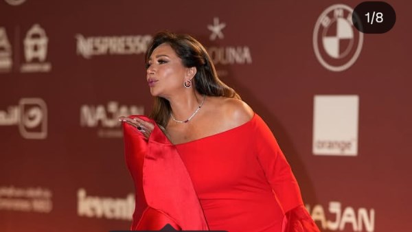 بفستان أحمر ناعم .. ليلى علوي في مهرجان الجونة السينمائي