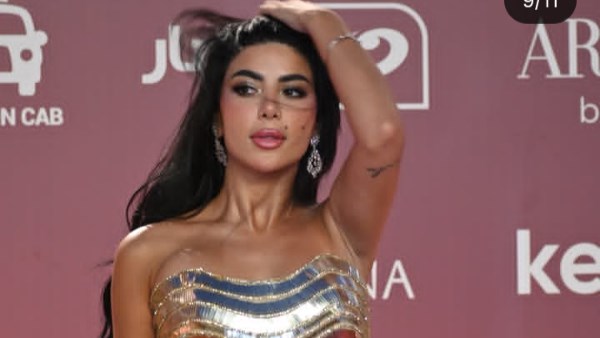 بإطلالة أنثوية .. كارولين عزمي بفستان فضي ميتال في فاعليات مهرجان الجونة السينمائي.. شاهد