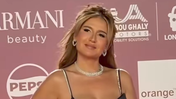 بفستان أسود قصير .. هنا شيحة تخطف الأنظار في خامس يوم بمهرجان الجونة | شاهد
