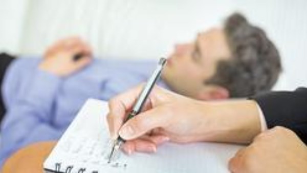 حكم إخفاء حقيقة المرض عن الشخص خوفًا عليه من التدهور.. دار الإفتاء تجيب