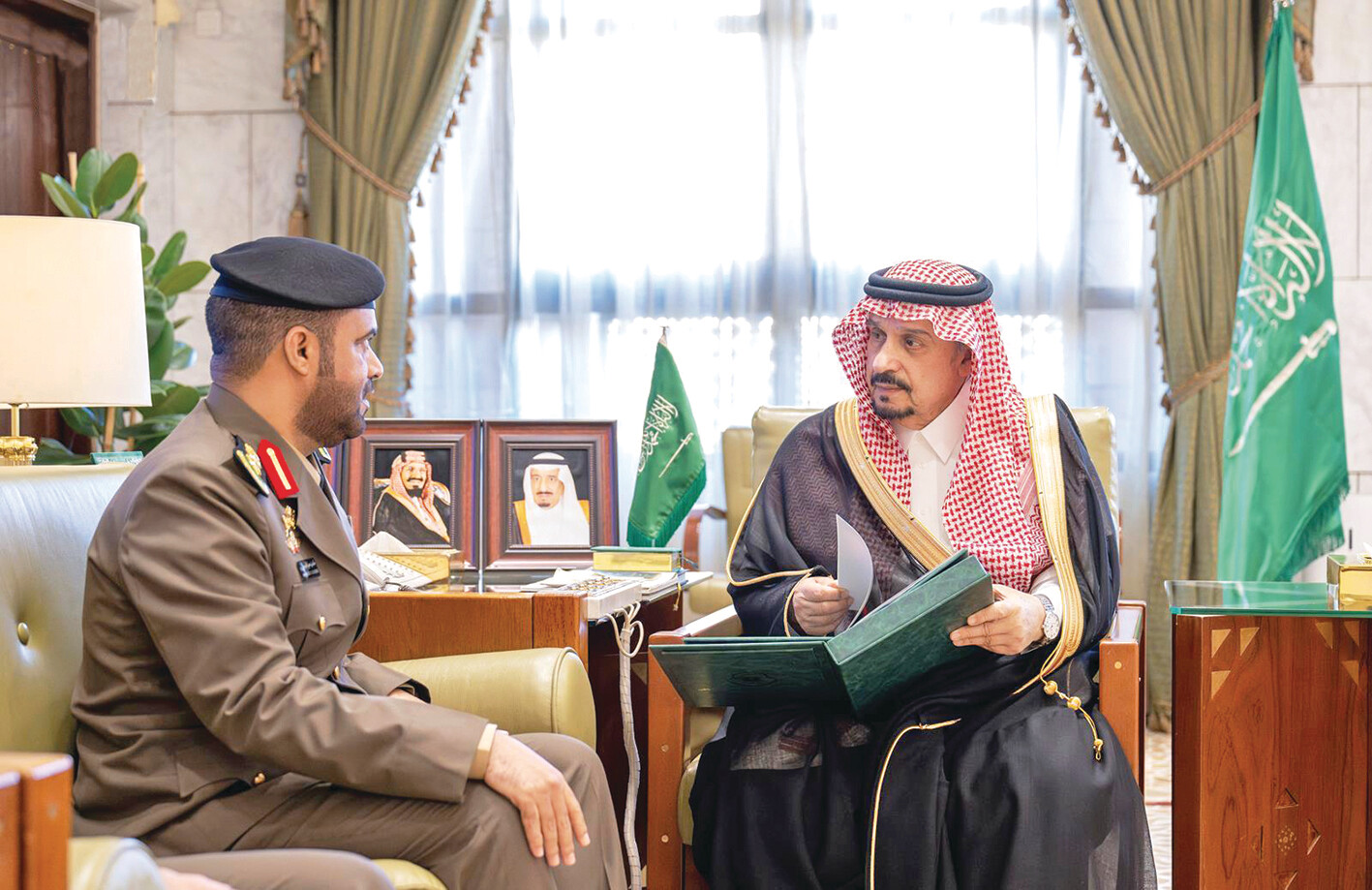 أمير الرياض يطلع على مهام “أمن الطرق”