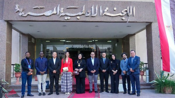 ياسر إدريس يهدي قلادة اللجنة الأولمبية لرئيسة الاتحاد الدولي للريشة الطائرة