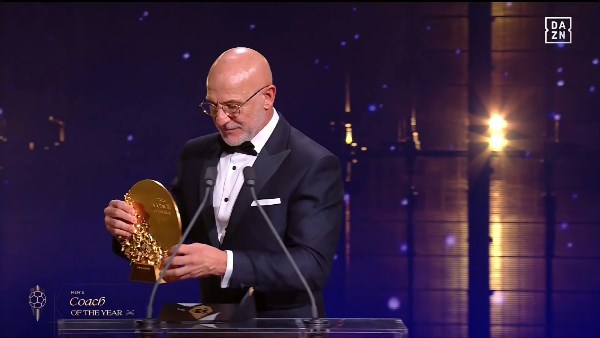 حفل الكرة الذهبية.. دي لا فوينتي أفضل مدرب في العالم لعام 2026