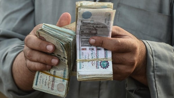 هل يجوز للزوجة أخذ المال من زوجها دون علمه لشراء احتياجاتها؟.. أمين الفتوى يوضح