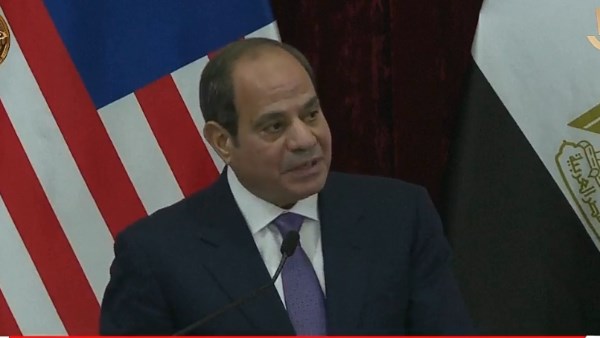 “مقدرش أنافسك”.. الرئيس السيسي يمازح رئيس وزراء ماليزيا على الهواء