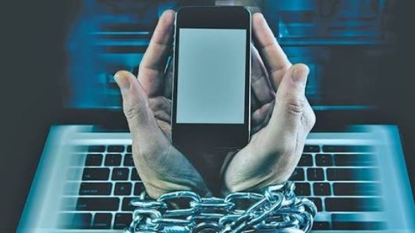 تعفن الدماغ والعزلة الاجتماعية.. تحذيرات من مخاطر الإفراط في استخدام السوشيال ميديا