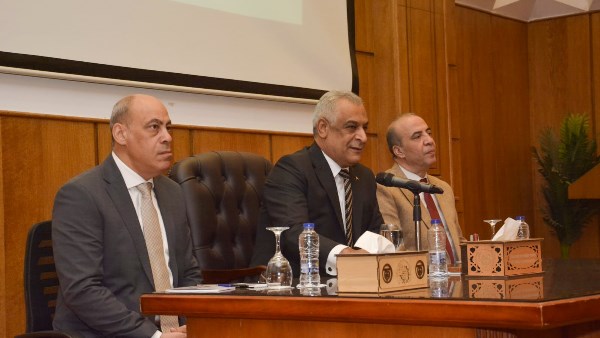 وزير الإنتاج الحربي يتفقد مصنع 300 ويوجه برفع معدلات الإنتاج