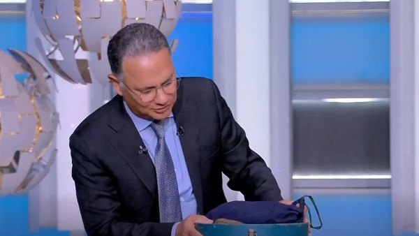شريف عامر يعرض علبة عمرها 56 عاما.. متعلقات طيار مصري شهيد تحفظ ذاكرة جيل من أبطال حرب الاستنزاف