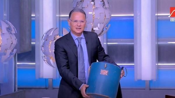 شريف عامر يستعرض متعلقات خاله الشهيد الملازم طيار عماد ذو الفقار: مصدر فخر واعتزاز
