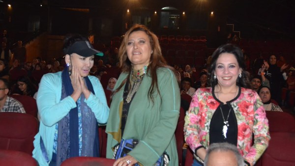 ربنا يرزقنا حسن الخاتمة.. آثار الحكيم تبكي على المسرح بعد استقبال الجمهور