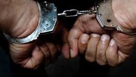 القبض على أب بتهمة تعذيب طفلته وإصابتها بحروق في يديها وقدميها بقنا