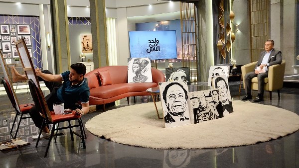 الليلة.. عمرو الليثي يستضيف شابا يرسم بيديه وقدميه في «واحد من الناس»