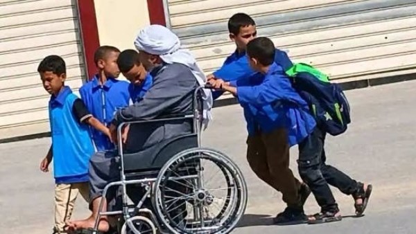 صورة هزت السوشيال ميديا.. 5 تلاميذ يدفعون عربة شيخ قعيد| ما القصة؟