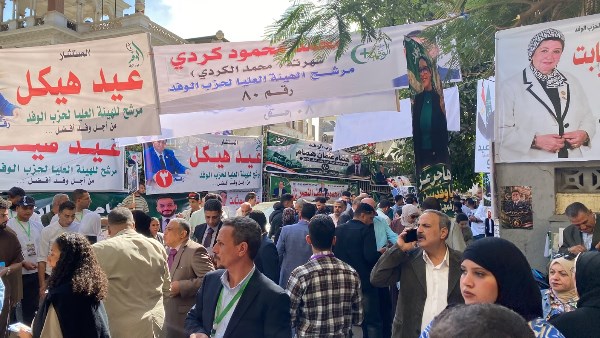 توافد الوفديين على مقر الحزب للتصويت في انتخابات الهيئة العليا.. فيديو وصور