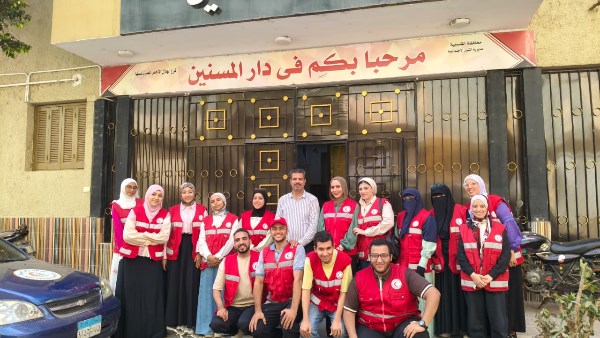 الهلال الأحمر ينظم أنشطة صحية وتوعوية وترفيهية لكبار السن في دور الرعاية