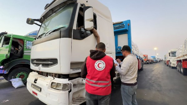 الهلال الأحمر يرسل قافلة «زاد العزة»  الـ 301 بحمولة تتجاوز 3.266 طنًا من المساعدات لأهالي غزة .. صور