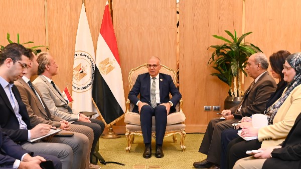 وزير الري يبحث مع ممثلي جامعة كولون للعلوم التطبيقية ومبادرة “iWater” الألمانية التعاون في مجالات البحث العلمي