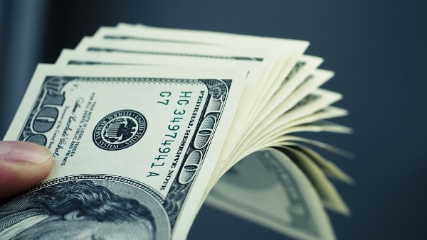 ارتفاع الدولار يضغط على أسعار السلع.. وتوقعات بتثبيت الفائدة وسط تحديات القوة الشرائية