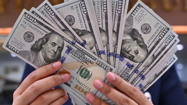 خبير اقتصادي: رفع الفائدة 1% خطوة استباقية لمواجهة التضخم وخروج الأموال الساخنة