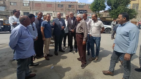 نائب محافظ الجيزة يتابع المشروعات الخدمية بأطفيح ويتفقد موقف السرفيس