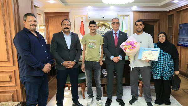 محافظ الجيزة يكرم مواطنًا أنقذ طفلًا عقب سقوطه من الطابق الثالث