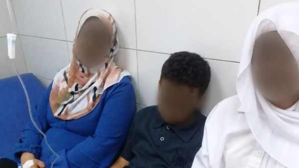 وجبة فرايد تشيكن تنقل أسرة كاملة للمستشفى بالفيوم.. أب يكشف تفاصيل إصابة طفليه وزوجته باشتباه تسمم غذائي