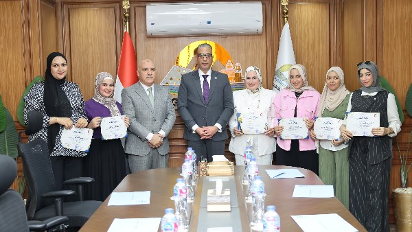 محافظ الجيزة يكرم فريق تمريض مستشفى الحوامدية العام لأمانتهن في الحفاظ على مبلغ مالي ومتعلقات مريض