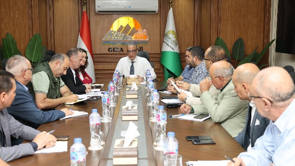 محافظ الجيزة يبحث إنهاء أعمال المرافق المتعارضة مع مشروعات الرصف بحدائق الأهرام