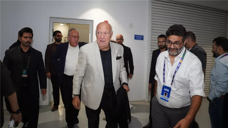 بالصور.. وصول عمر خيرت استعدادا لاحياء حفل إفتتاح الدورة الثانية لمهرجان الفسطاط بحضور اللواء خالد فودة