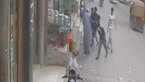 اعتد.اء بلا رحمة.. شباب يضربون رجلا من ذوي الإعاقة في سنهور بالفيوم