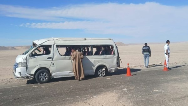 بالأسماء.. 17 مصابًا في انقلاب ميكروباص على الصحراوي الشرقي بأسيوط