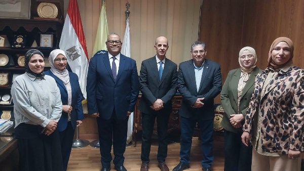 بعد الحصول على تمويل كبير.. رئيس جامعة بني سويف يستقبل فريقًا بحثيًا بكلية الطب البيطري