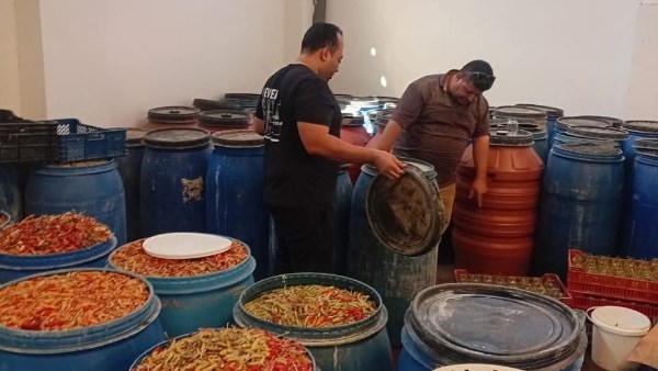 تموين بني سويف تضبط 2.8 طن مخللات و1300 لتر لبن غير صالح للاستهلاك