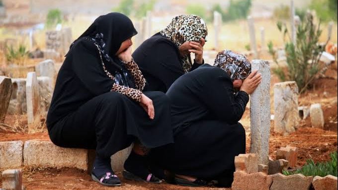 هل يشعر الميت بمن يحدثه؟.. دار الإفتاء تحسم الجدل