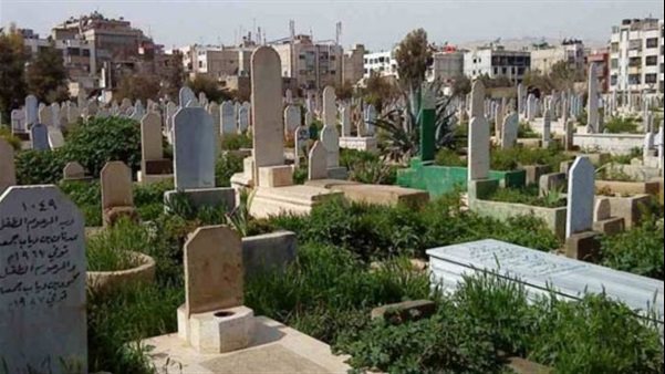 حكم زيارة المقابر وتوزيع الصدقات يوم الجمعة.. دار الإفتاء تجيب
