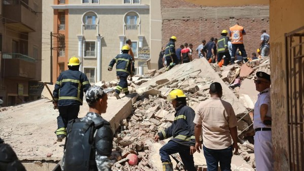 لوادر وحفارات ومعدات ثقيلة.. تحرك عاجل للحماية المدنية بعد انهيار عقارين بحدائق القبة