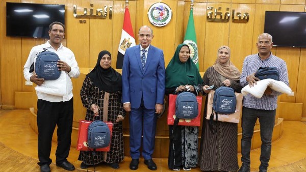 محافظ المنيا يوفّر تيسيرات السفر لـ 5 فائزين بعمرة تحيا مصر إلى الأراضي المقدسة