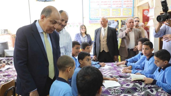 محافظ المنيا يتفقد مدرسة بني مزار الثانوية الجديدة ويجري حوارا مع الطلاب حول حب الوطن