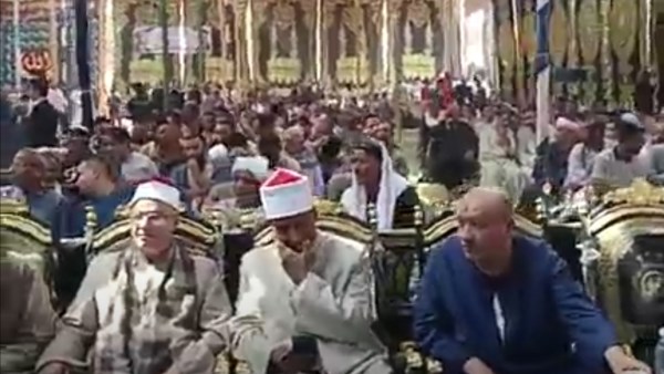 بعد 11 سنه جلسة صلح عرفية بين أبناء عمومة من عائلة أبو علي بالمنيا.. صور